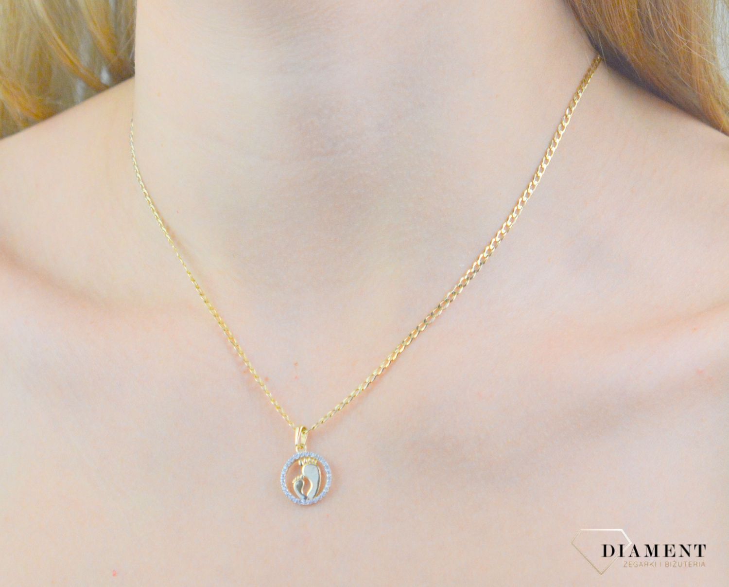 Zawieszka złota stópki z cyrkonią próba 585, ZA 7939 Złota zawieszka 585 Stópki dziecka dla Mamy. Piękny, złoty wisiorek o ciekawym wzorze wykonany z żółtego 14-karatowego złota..jpg